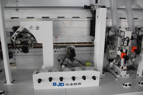 Кромкооблицовочный автоматический станок  BJD F 832 JSR