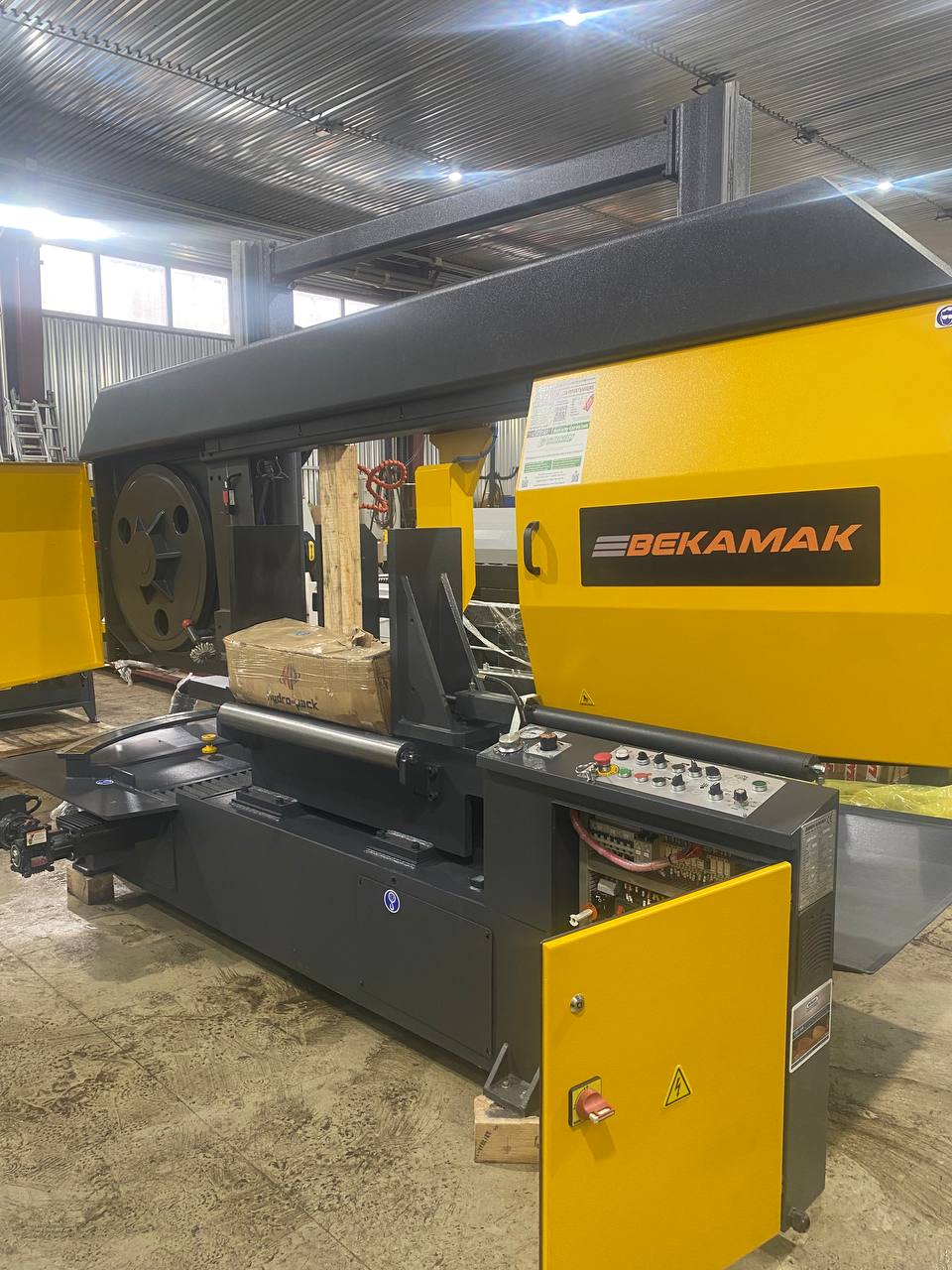 Полуавтоматические ленточнопильные станки Beka-Mak серии BMSY-810С/CGH