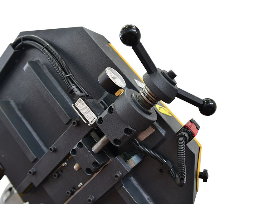 Автоматический ленточнопильный станок консольного типа BEKA-MAK BMSO 270DGS NC