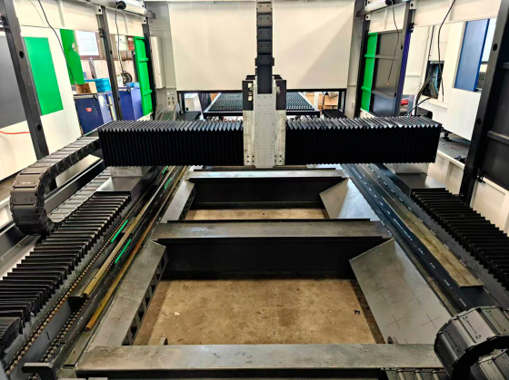 Лазерный станок с кабинетной защитой INTERLASER PRO C3015 6000W Raycus