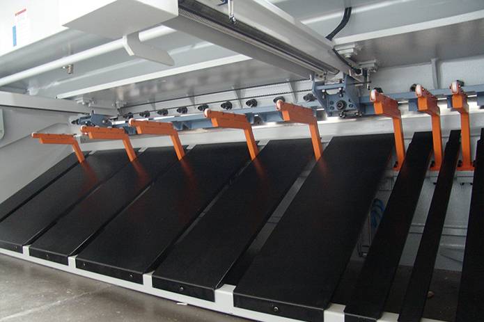 Гидравлические гильотинные ножницы ERMAKSAN серии CNC HGS