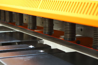 Гильотинные ножницы гидравлические с ЧПУ CNC ERMAKSAN HVR 3100-6